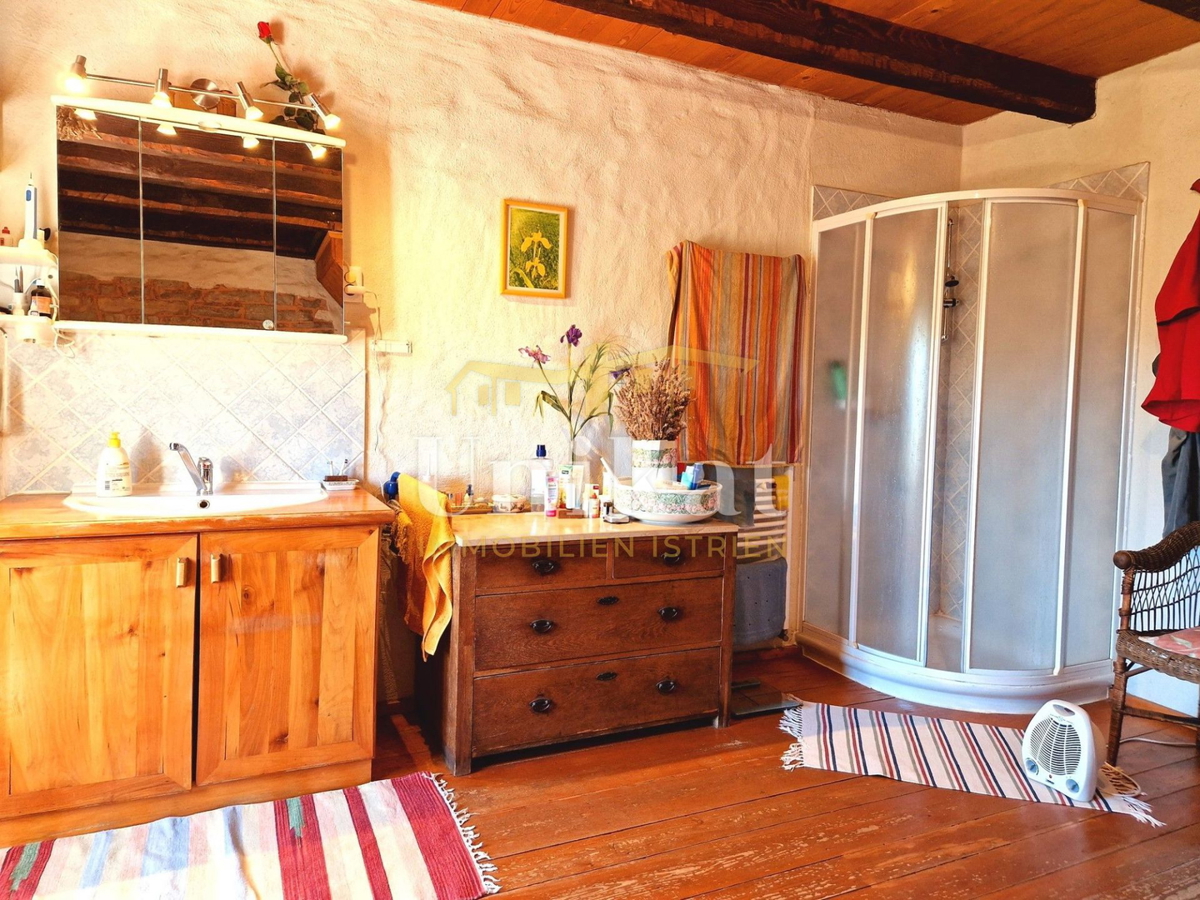 Autentica proprietà con casa in pietra e ampio terreno